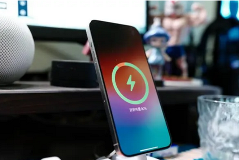 凤凰苹果15换屏服务分享用什么充电器给iPhone15充电更好 